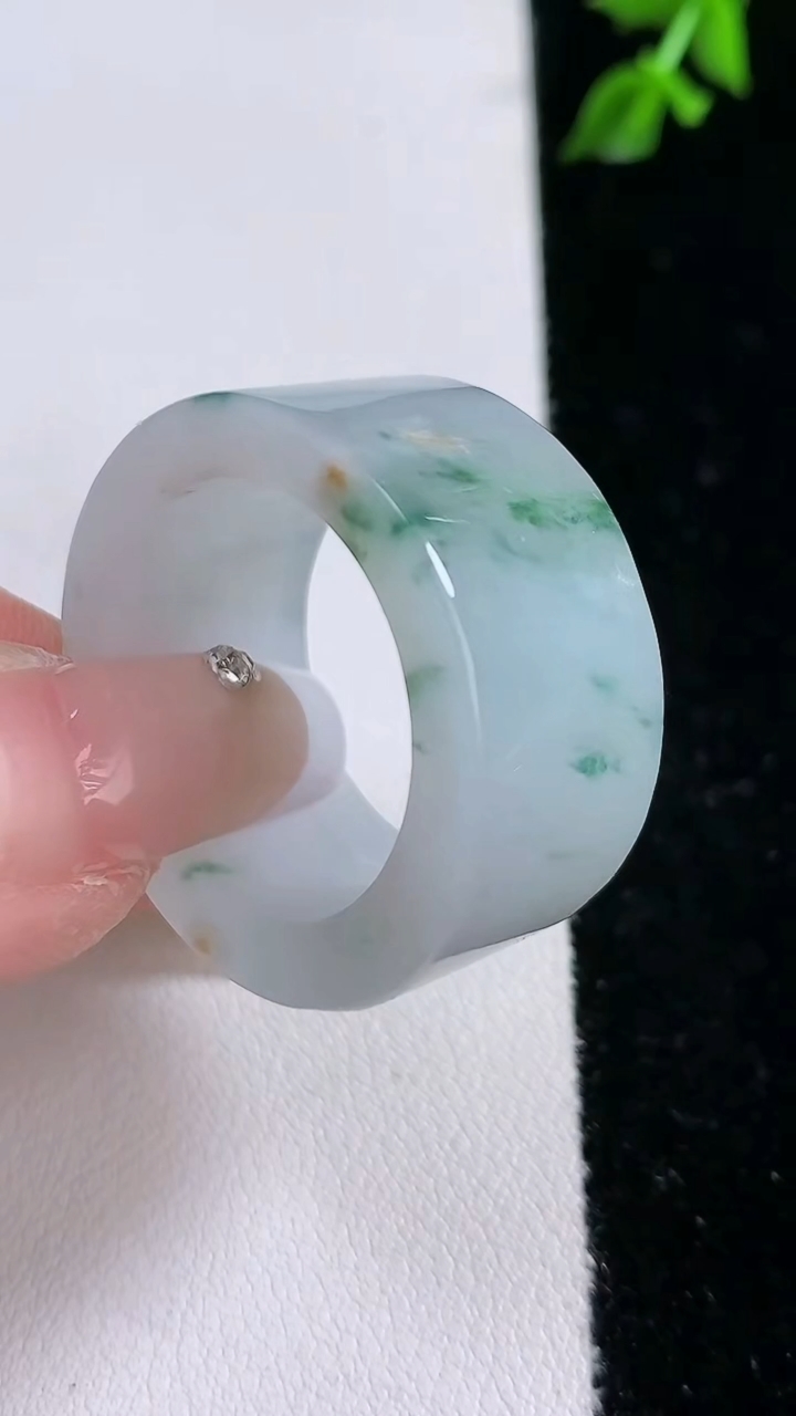 天然A货翡翠飘花指环扳指，尺寸22.5-14.3-4.6，重:18.05g2026年4月18日
工厂直销收藏佳品,种好水足，色泽均匀，有种有色，上手高大气！