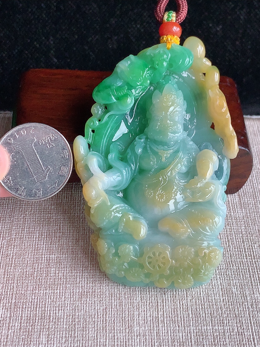 天然A货翡翠黄加绿双彩大件厚装黄财神吊坠  
尺寸77.8-52.5-12.5mm 重量97.78g 0417