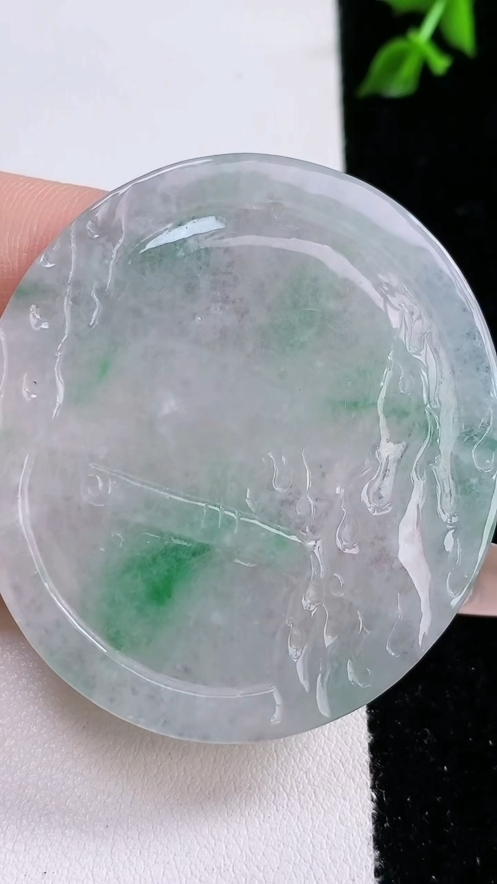 天然A货翡翠龙牌吊坠，尺寸51-46-6，重:27.36g
4月18日