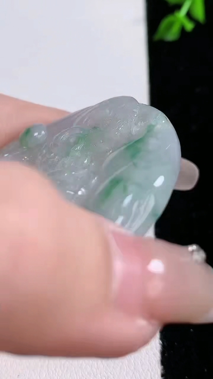 天然A货翡翠龙牌吊坠，尺寸51-46-6，重:27.36g
4月18日