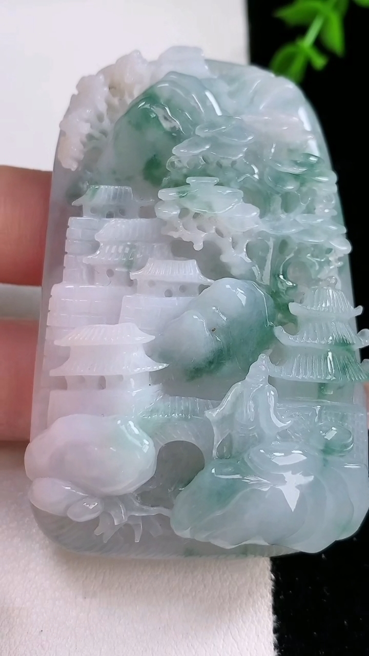 天然A货翡翠牌吊坠，尺寸66.3-42-14.5，重:70.21g
4月18日