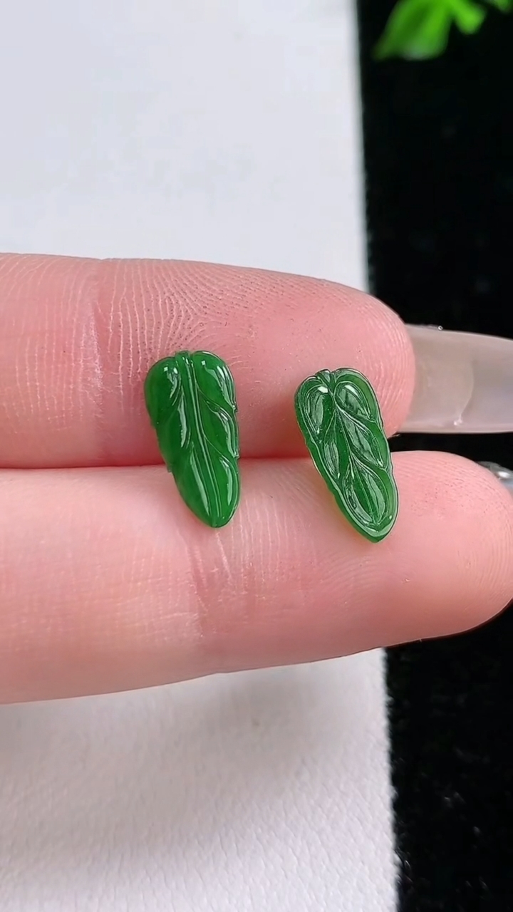 天然A货翡翠金枝玉叶 叶子镶嵌件一对，尺寸12-6-1.6，重:0.41g
4月18日