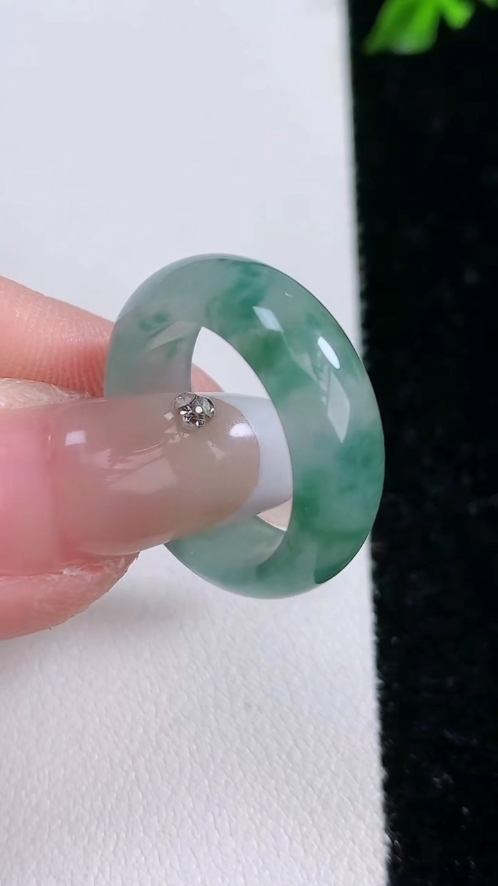 天然A货翡翠冰种飘花指环戒指，尺寸17.5-7.5-3.5，重:4.16g2026年4月18日
工厂直销收藏佳品,种好水足，色泽均匀，有种有色，上手高大气！