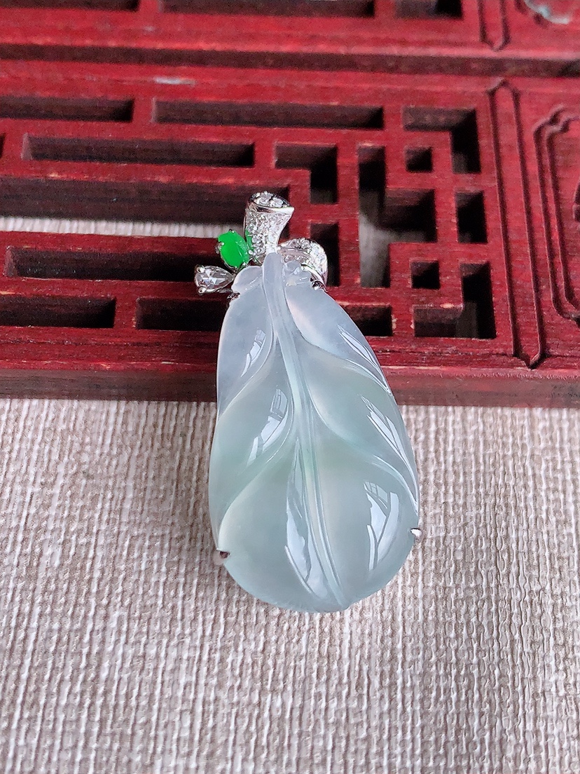 天然A货翡翠18K金伴钻镶嵌白冰白月光叶子金枝玉叶吊坠 
尺寸34-28-16.5-8mm 重量5.20g 0417