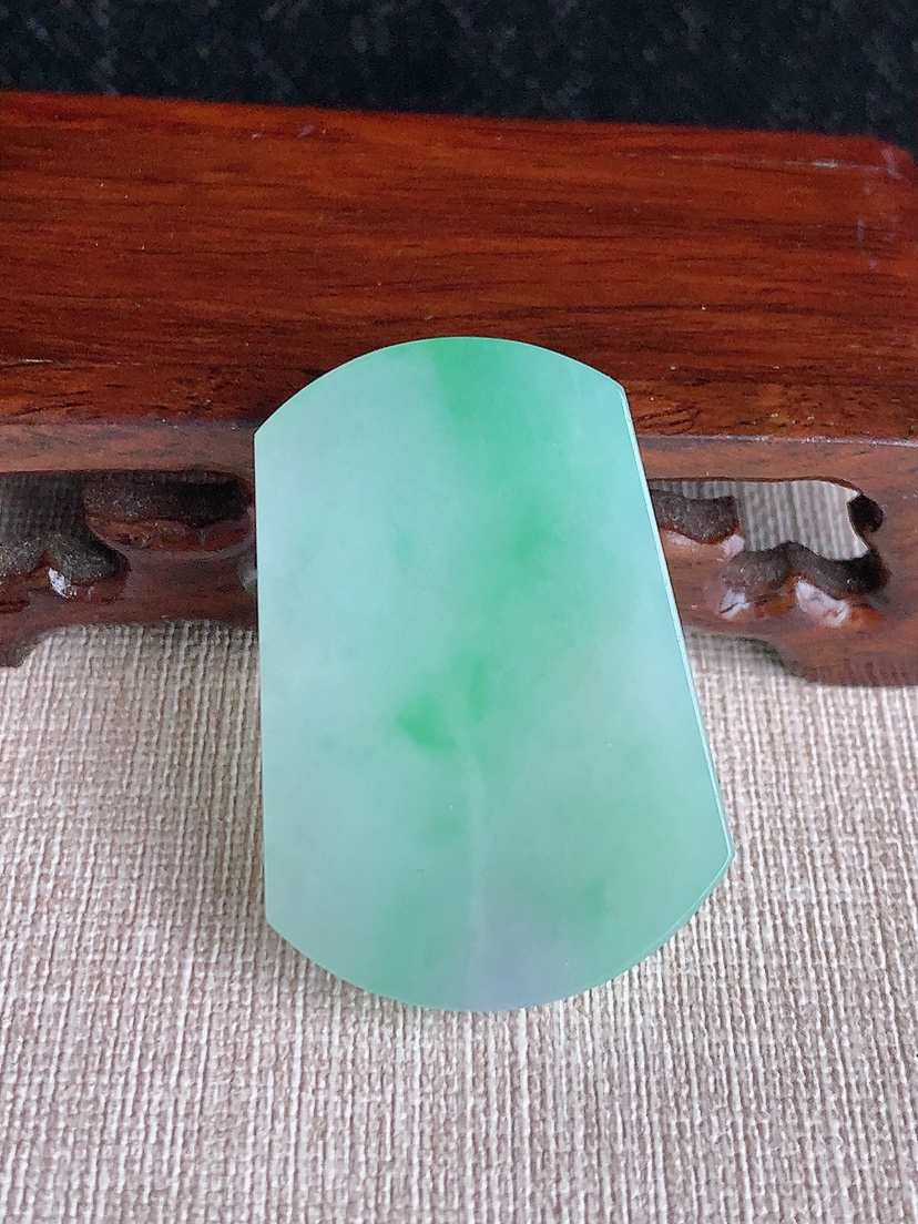 天然A货翡翠飘绿无事牌镶嵌件 
尺寸44-30.4-4.8mm 重量18.11g 0417