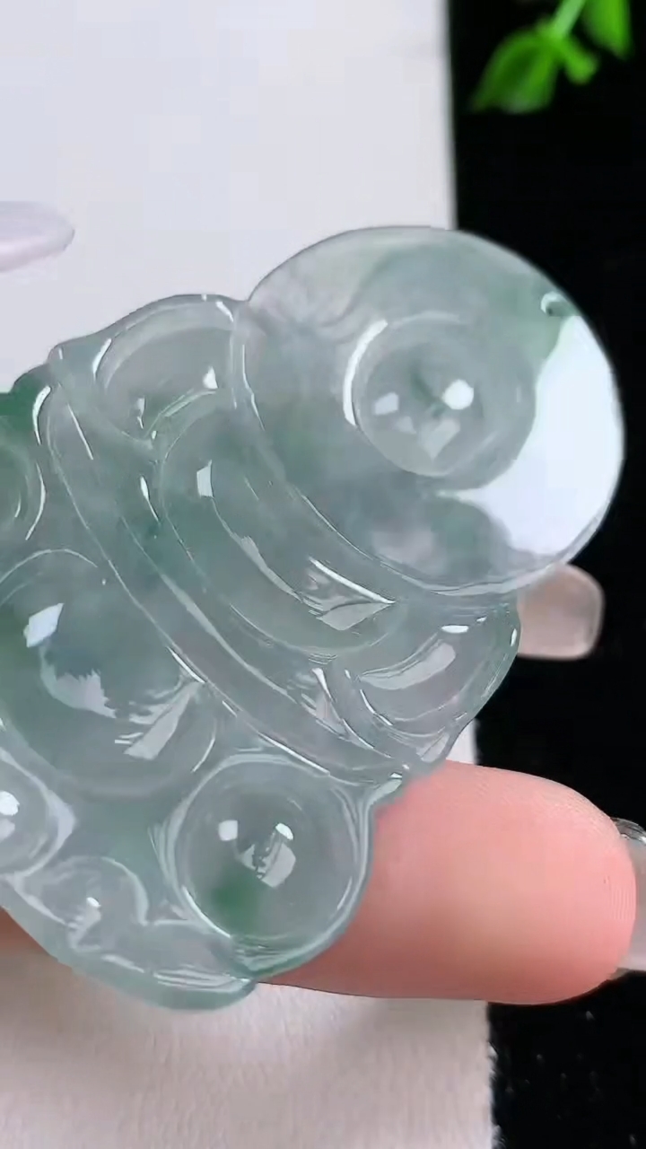 天然A货翡翠观音菩萨吊坠，尺寸 55-38-6.5，重: 21.12g
4月18日