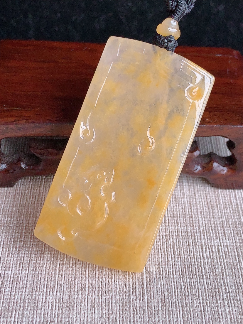 天然A货翡翠黄翡招财金蟾吊坠 
尺寸56.8-29.2-12mm 重量37.43g 0417