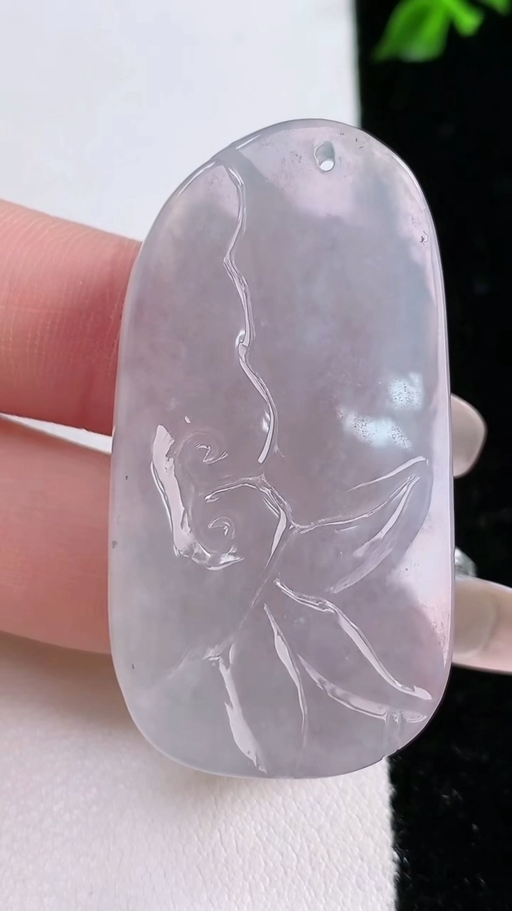 天然A货翡翠飘花年年有余吊坠，尺寸47.2-27.6-9.8，重:23.55g
4月18日