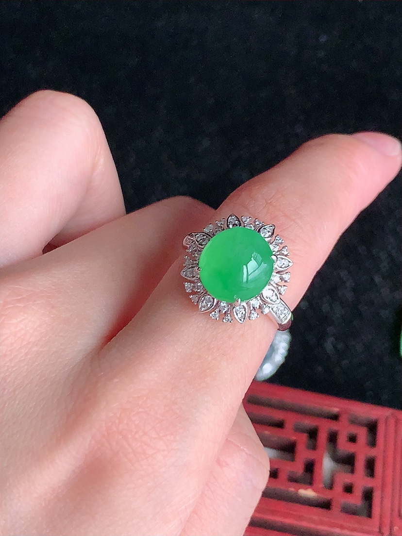 天然A货翡翠18K金伴钻镶嵌甜绿蛋面戒指 圈口17.7裸石
尺寸10-9.5mm 重量4.63g 0417