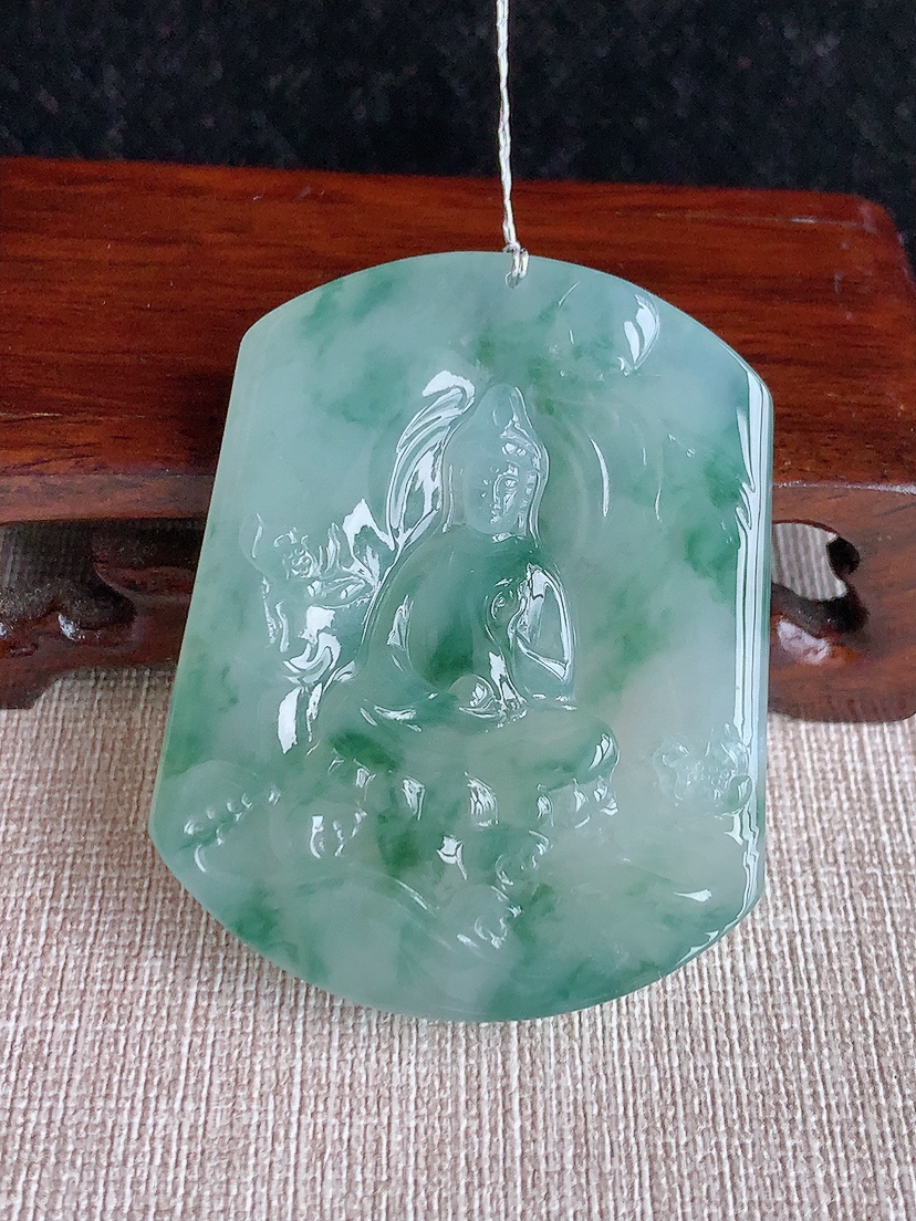 天然A货翡翠飘花观音吊坠 
尺寸52.2-42-5.8mm 重量31.70g 0417