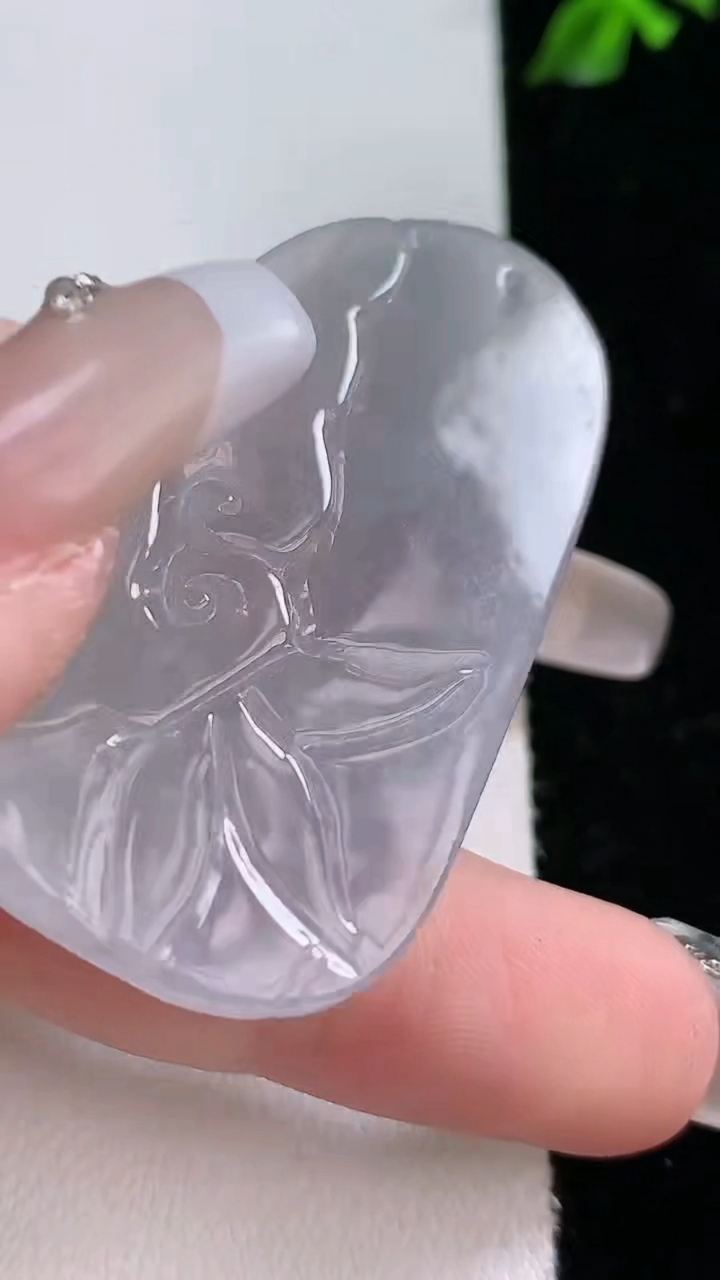 天然A货翡翠飘花年年有余吊坠，尺寸47.2-27.6-9.8，重:23.55g
4月18日