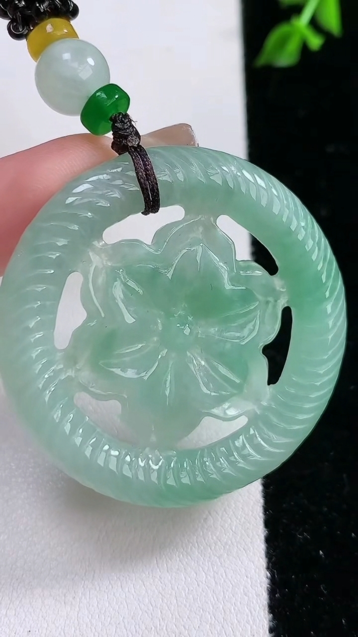 天然A货翡翠花开富贵吊坠，尺寸41.9-4.9，重:15.39g
4月18日