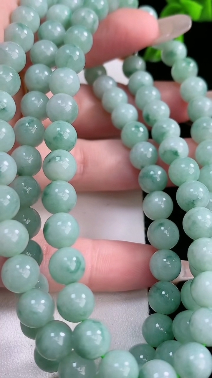 天然A货翡翠飘花圆珠项链，尺寸7.8-98颗，重:79.05g4月18日
工厂直销收藏佳品,种好水足，色泽均匀，有种有色，上手高大气！