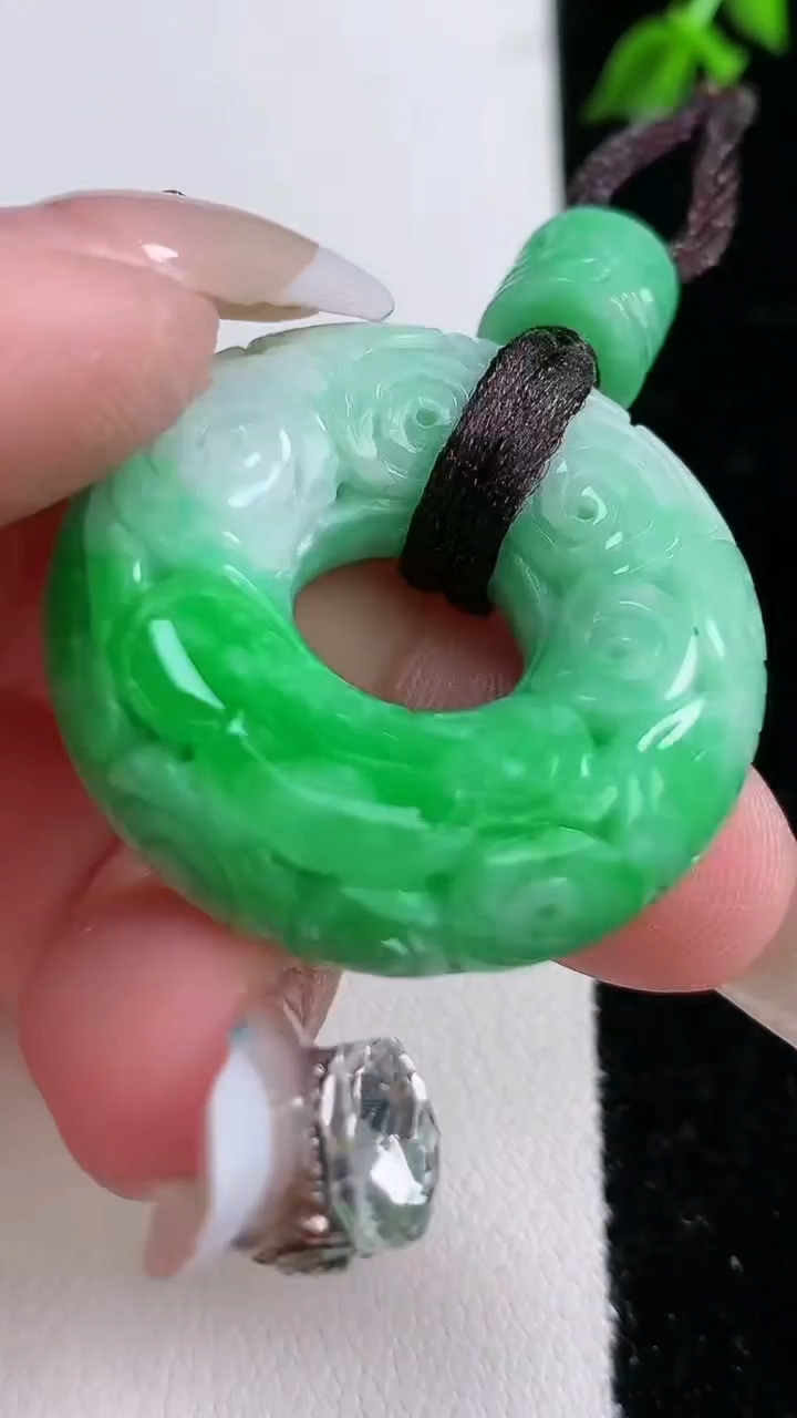 天然A货翡翠雕花平安环吊坠，尺寸32.3-11，重:22.13g
4月18日