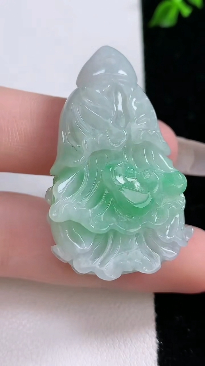 天然A货翡翠白菜吊坠，尺寸43.5-25.7-13.3，重:20.97g
4月18日