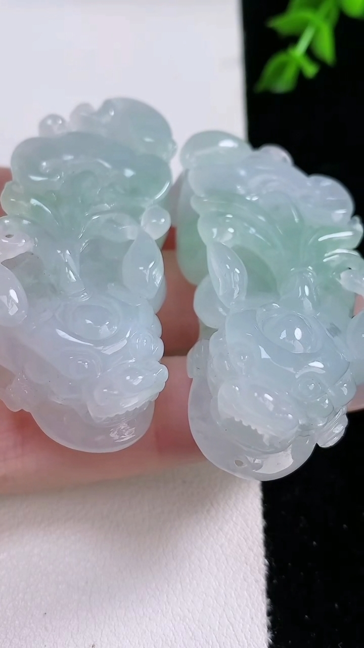 天然A货翡翠貔貅吊坠一对，尺寸55-23-14/54-25-14，重:34.97g
4月18日