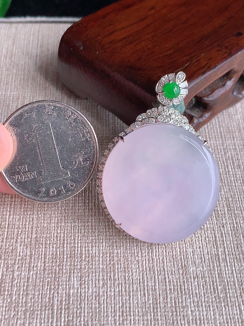 天然A货翡翠18K金伴钻镶嵌淡紫罗兰无事牌吊坠 
尺寸41.7-29.6-9.8裸石27.5mm 重量17.35g 0417