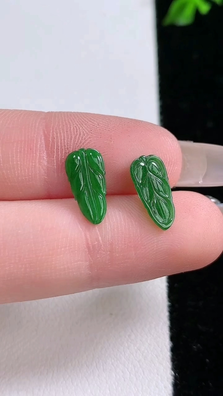天然A货翡翠金枝玉叶 叶子镶嵌件一对，尺寸12-6-1.6，重:0.41g
4月18日