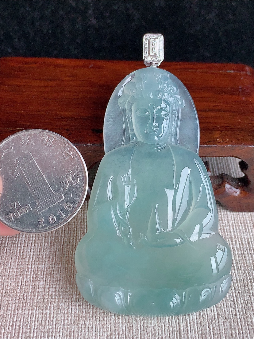 天然A货翡翠18K金伴钻镶嵌晴水一刀切素衣观音吊坠 
尺寸70.2-61.5-37.7-5.5mm 重量25.56g 0417