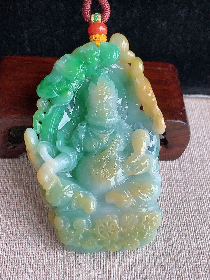 天然A货翡翠黄加绿双彩大件厚装黄财神吊坠  
尺寸77.8-52.5-12.5mm 重量97.78g 0417