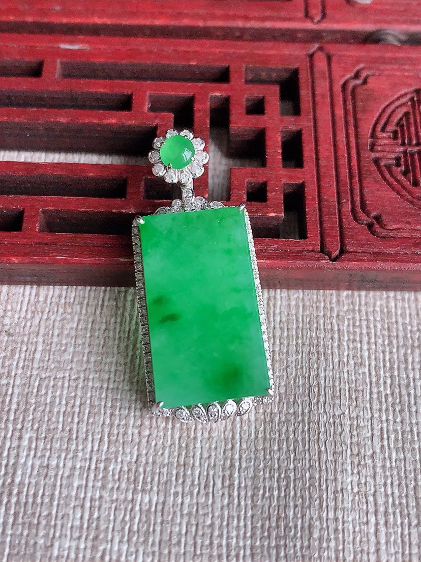 天然A货翡翠18K金伴钻镶嵌满绿无事牌吊坠 
尺寸32.4-13.6-6.5裸石19.8-11mm 重量4.79g 0417