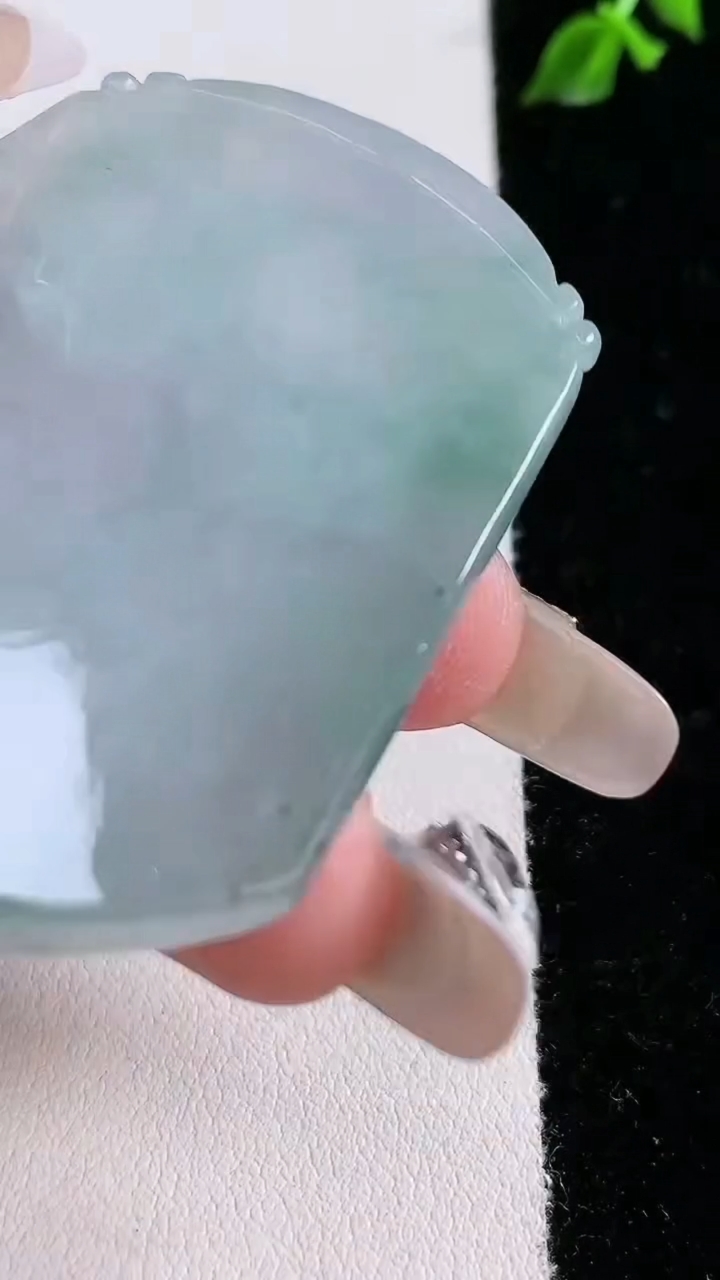 天然A货翡翠鸟语花香吊坠，尺寸52.6-42.6-5.6，重:30.12g
4月18日