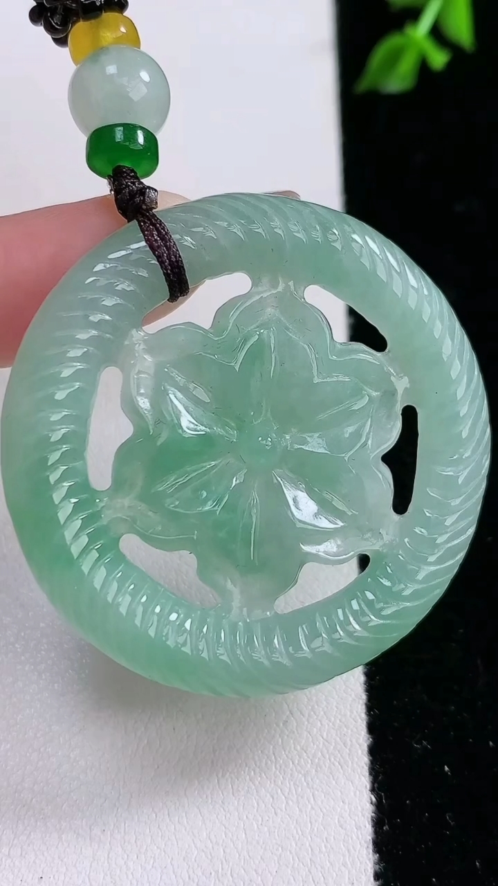 天然A货翡翠花开富贵吊坠，尺寸41.9-4.9，重:15.39g
4月18日