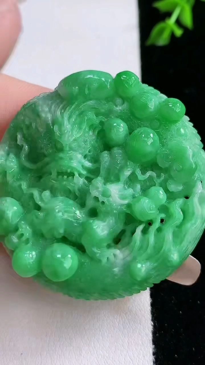 天然A货翡翠龙牌吊坠，尺寸48-13，重:47.32g
4月18日