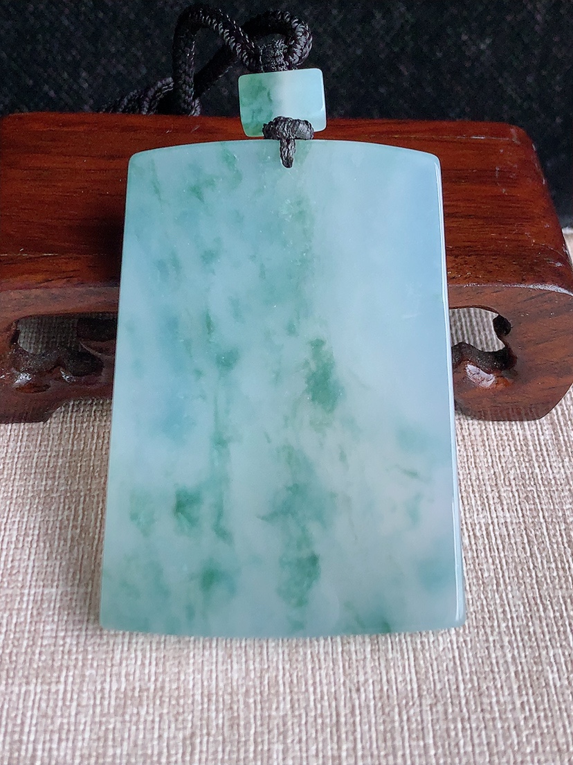 天然A货翡翠飘花无事牌吊坠 
尺寸60.6-41.6-5.5mm 重量48.18g 0417