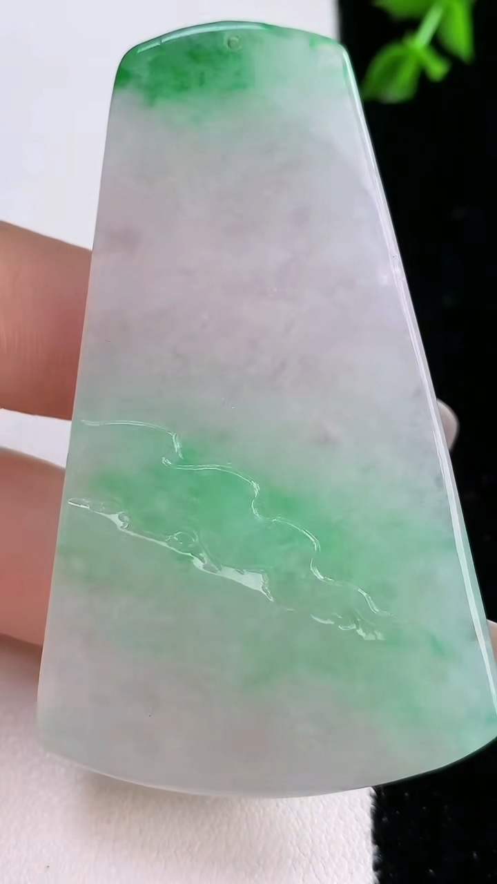 天然A货翡翠山水吊坠，尺寸 64-38-10，重:41.79g
4月18日