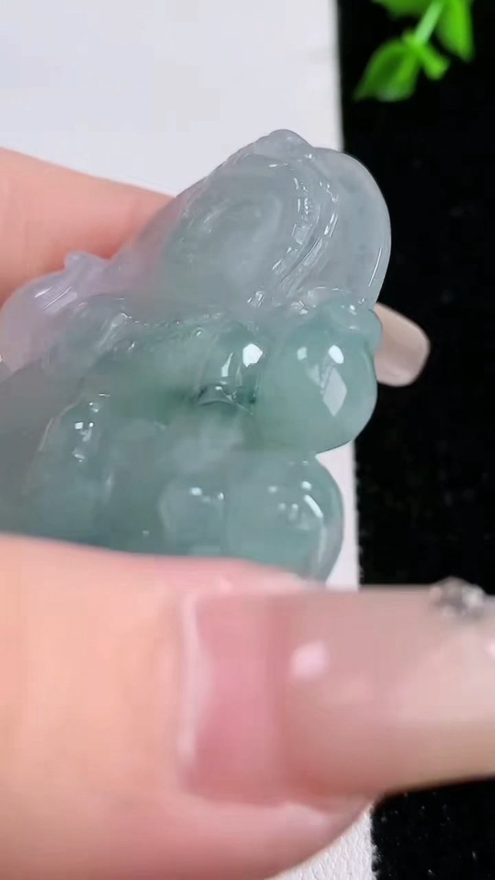 天然A货翡翠飘花观音菩萨吊坠，尺寸56-48-8，重:31.41g
4月18日