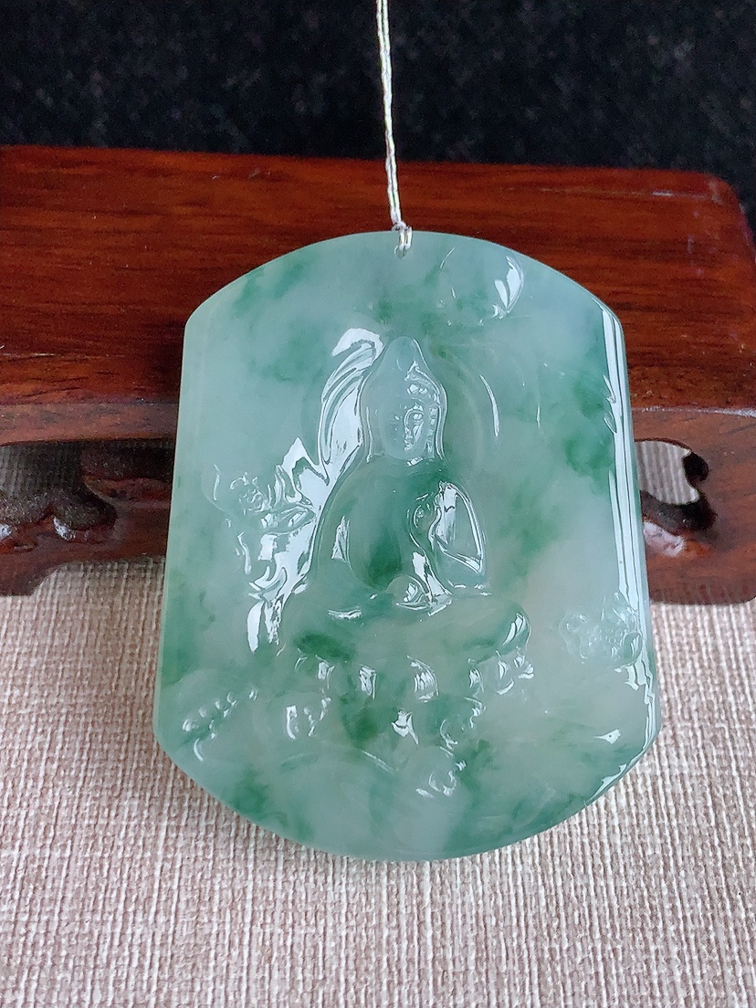 天然A货翡翠飘花观音吊坠 
尺寸52.2-42-5.8mm 重量31.70g 0417