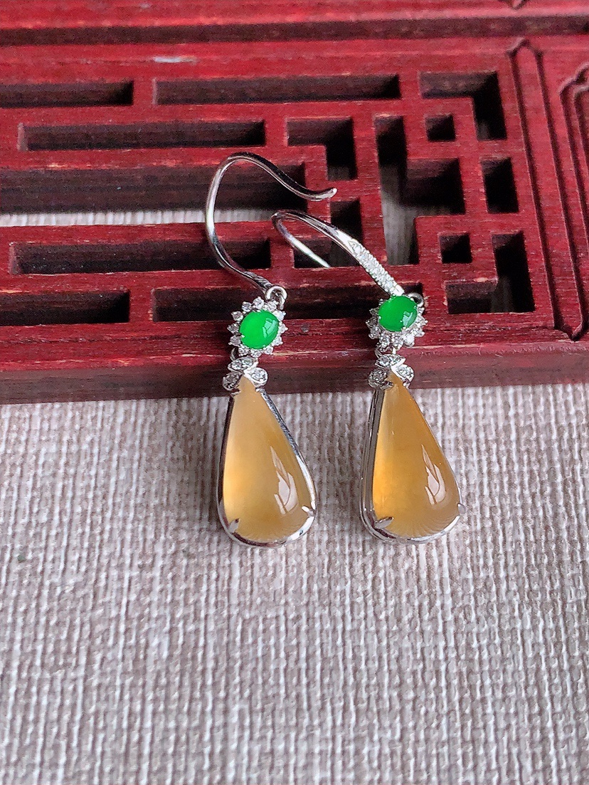 天然A货翡翠18K金伴钻镶嵌黄翡水滴耳坠 
尺寸12.3-6.6-6.3mm 重量3.12g 041