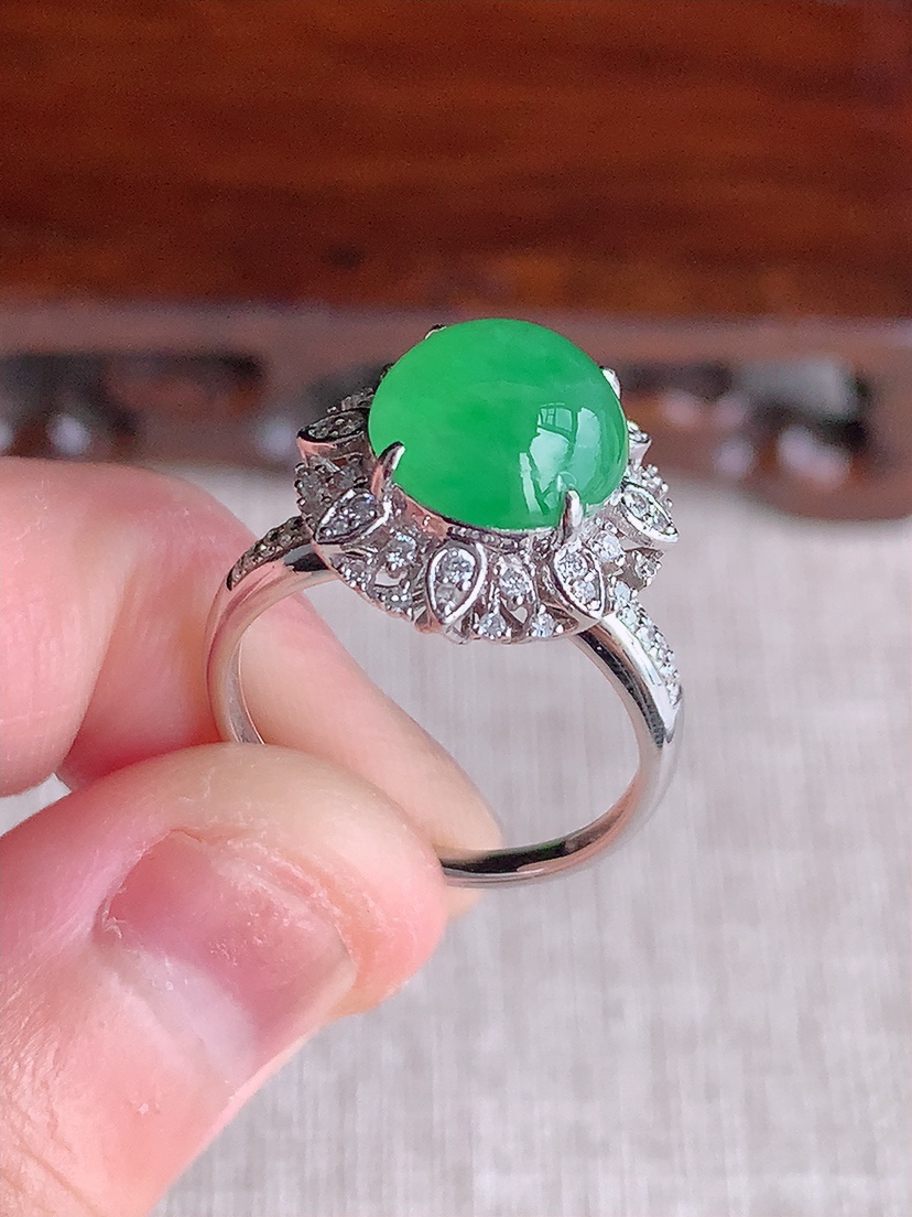 天然A货翡翠18K金伴钻镶嵌甜绿蛋面戒指 圈口17.7裸石
尺寸10-9.5mm 重量4.63g 0