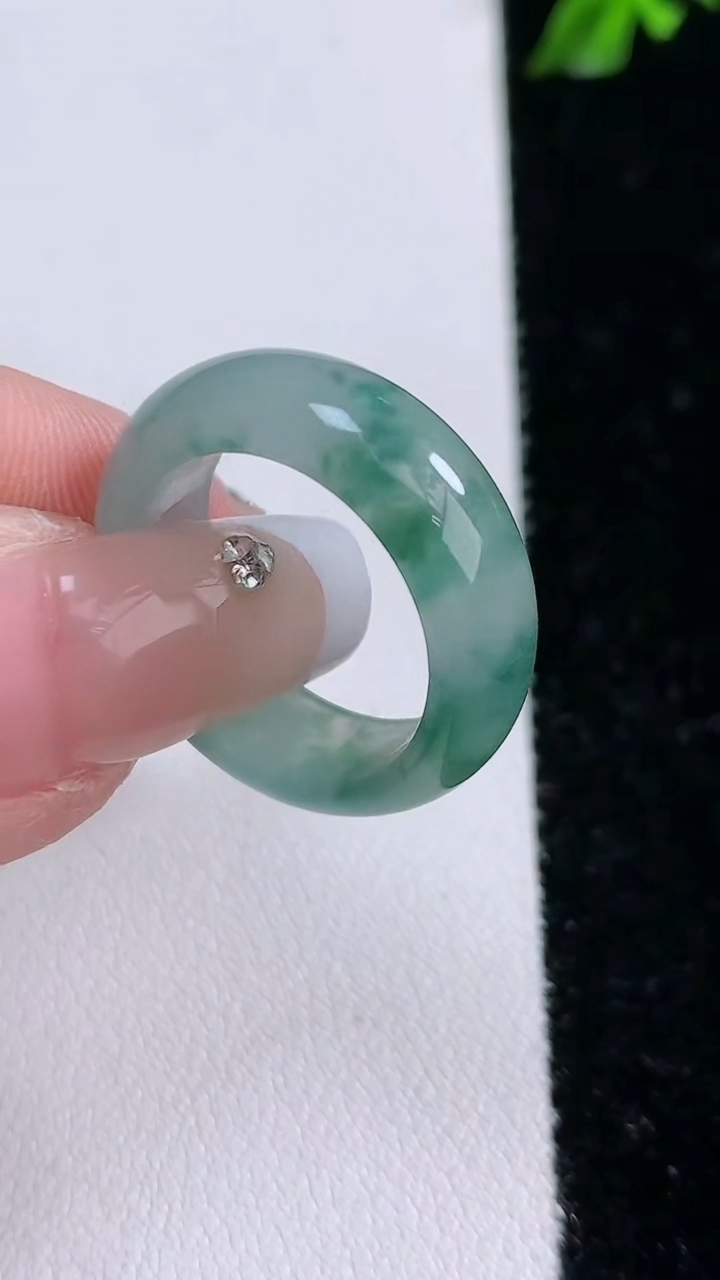天然A货翡翠冰种飘花指环戒指，尺寸17.5-7.5-3.5，重:4.16g2026年4月18日
工厂直销收藏佳品,种好水足，色泽均匀，有种有色，上手高大气！