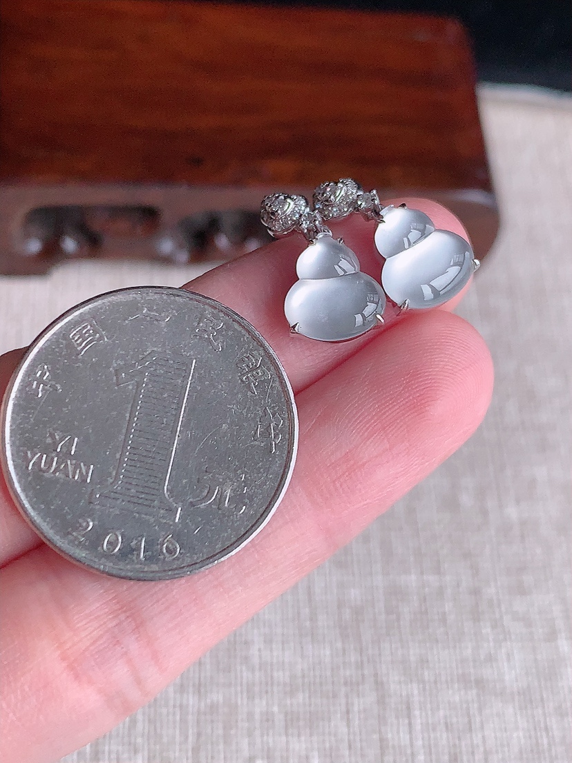 天然A货翡翠18K金伴钻镶嵌白冰白月光炸光葫芦耳坠 
尺寸9.3-8.8-4mm 重量2.60g 0417