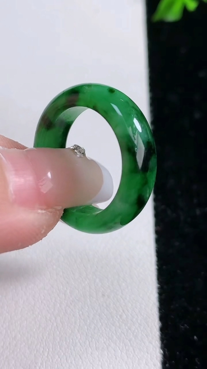 天然A货翡翠指环戒指，尺寸17-6.4-3.6，重:2.72g2026年4月18日
工厂直销收藏佳品,种好水足，色泽均匀，有种有色，上手高大气！