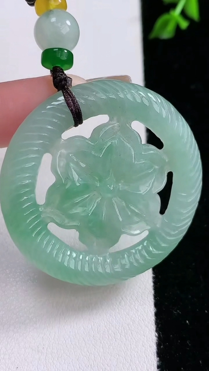 天然A货翡翠花开富贵吊坠，尺寸41.9-4.9，重:15.39g
4月18日