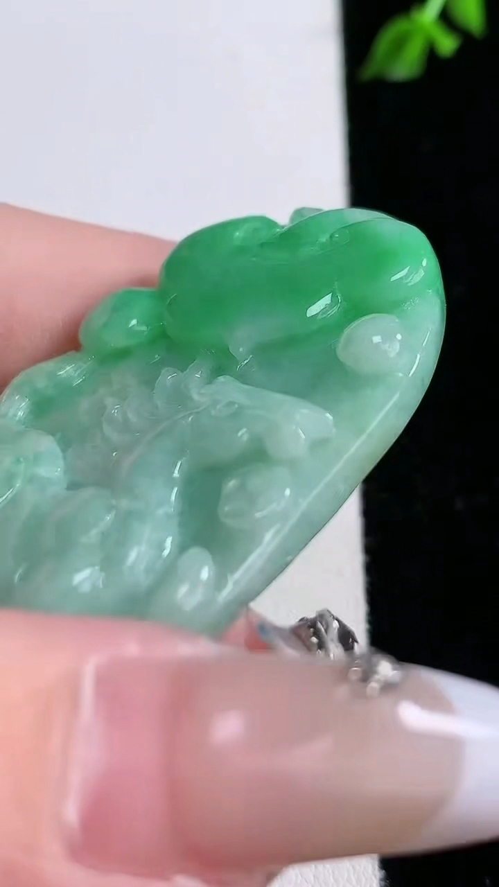 天然A货翡翠生肖马牌吊坠，尺寸 53-34.3-6.8，重: 25.72g
4月18日