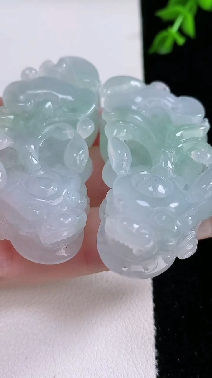 天然A货翡翠貔貅吊坠一对，尺寸55-23-14/54-25-14，重:34.97g
4月18日