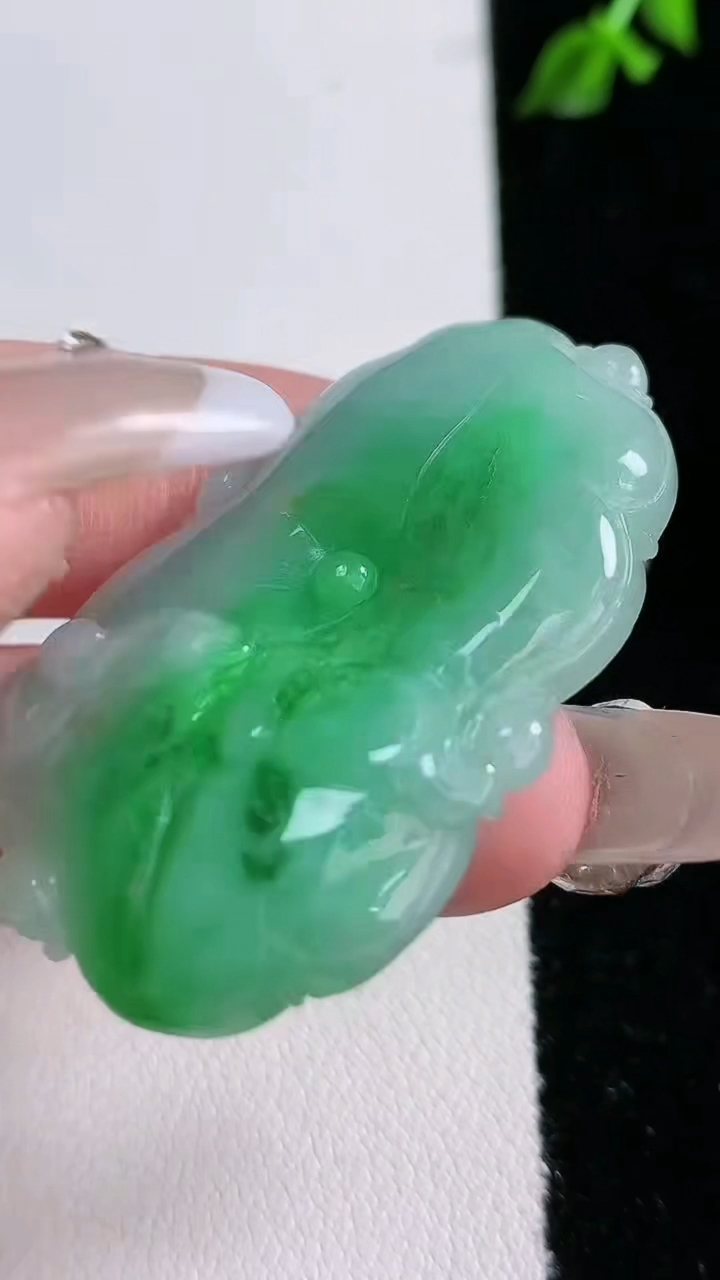 天然A货翡翠蝙蝠吊坠，尺寸44-29-6.2，重:14.18g
4月18日