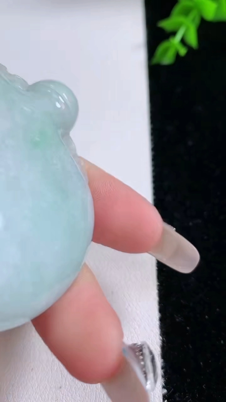 天然A货翡翠酒壶，尺寸61.2-55.8-13.6，重:84.86g
4月18日