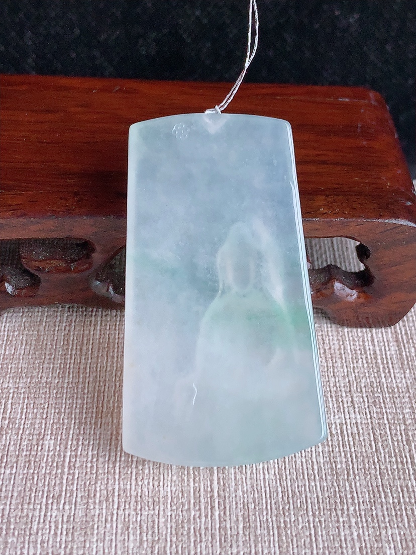 天然A货翡翠飘花观音吊坠 
尺寸53-30-5.2mm 重量21.42g 0417