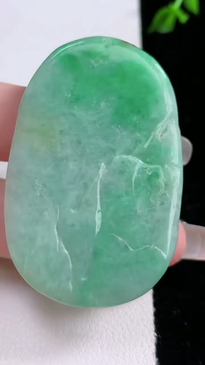 天然A货翡翠生肖马牌吊坠，尺寸 53-34.3-6.8，重: 25.72g
4月18日