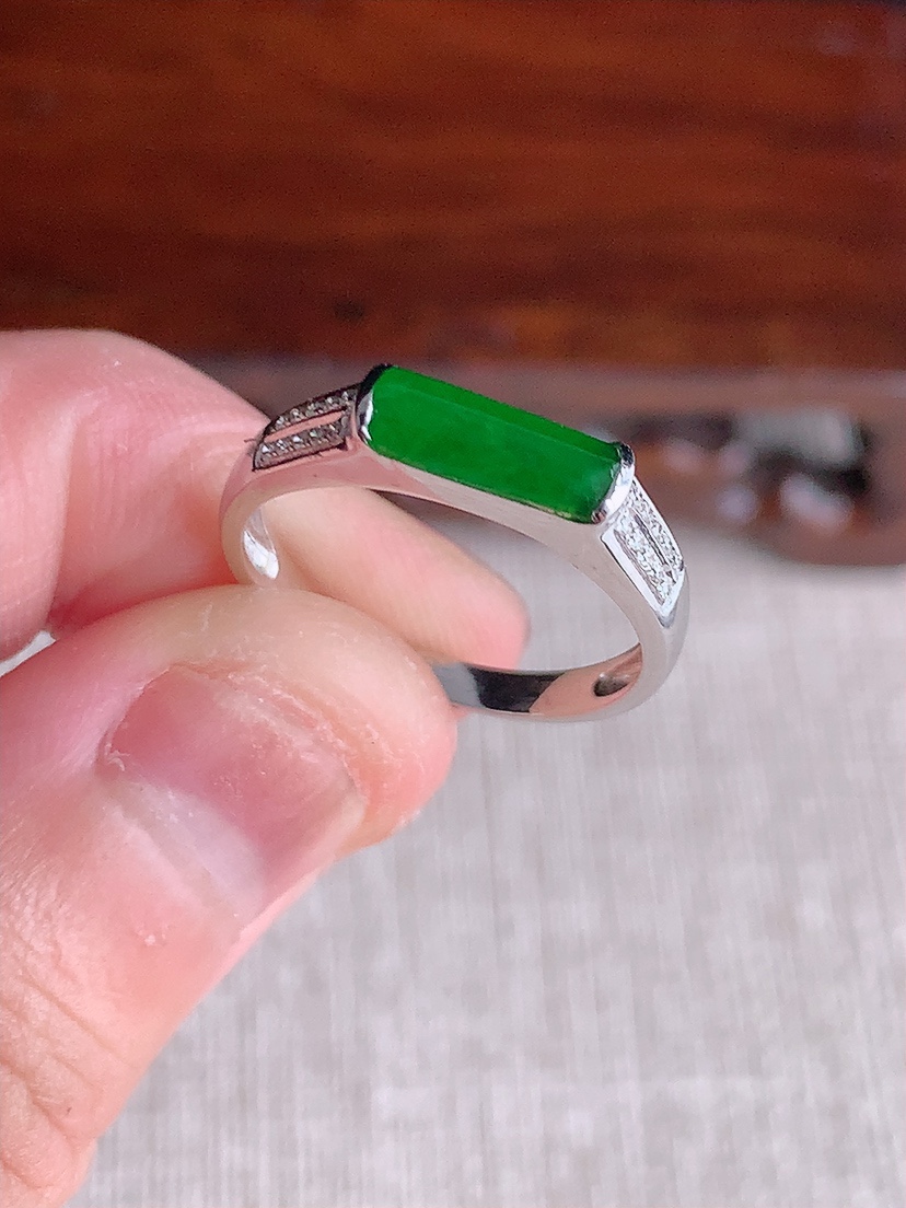 天然A货翡翠18K金伴钻镶嵌阳绿马鞍戒指 圈口17裸石
尺寸10-3.4mm 重量2.12g 041