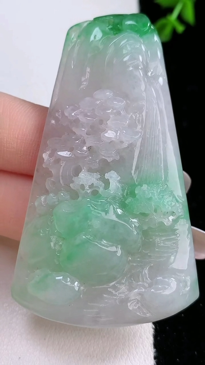 天然A货翡翠山水吊坠，尺寸 64-38-10，重:41.79g
4月18日