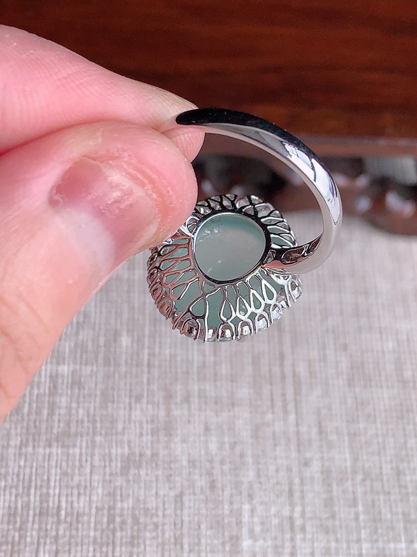 天然A货翡翠18K金伴钻镶嵌晴水蛋面戒指 圈口17.7裸石
尺寸15.3-12mm 重量4.46g 0417