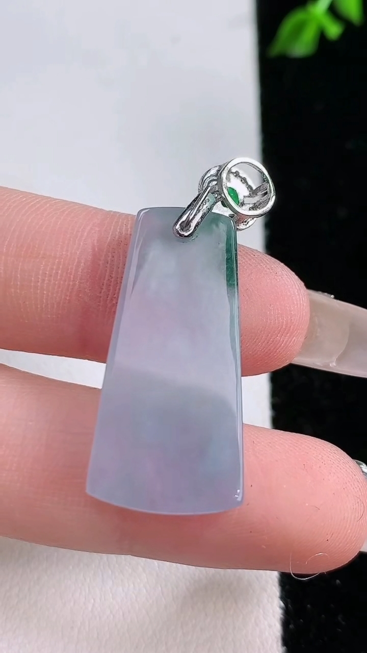 天然A货翡翠飘花无事牌吊坠，尺寸28.5-14-3.5，重:4.31g
4月18日