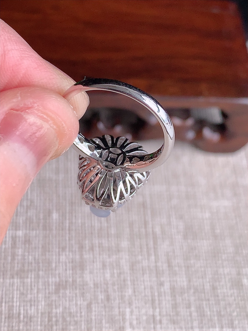 天然A货翡翠18K金伴钻镶嵌紫罗兰葫芦戒指 圈口16.8裸石
尺寸11.8-10.3mm 重量4.38g 0417