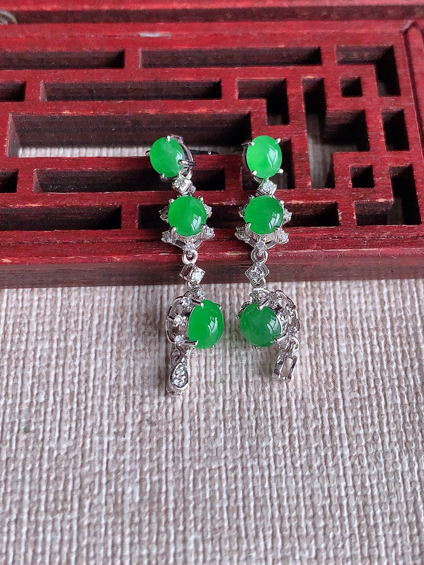 天然A货翡翠18K金伴钻镶嵌阳绿蛋面耳坠 
尺寸4.8-4-5.3mm 重量2.72g 0417